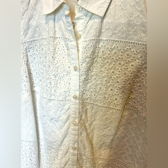 B4.48 Talbots Petites Cotton Embroidered Button down Sleeveless blouse Sz 4P - Picture 3 of 4